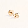 Piercing d’oreille Romane doré en plaqué or 18 carats en forme de petite fleur aux pétales arrondis