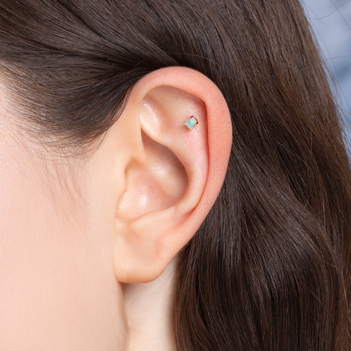 Piercing d’oreille Dahlia doré en plaqué or 18 carats orné d’une amazonite ronde aux nuances bleu-vert