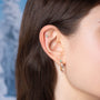 Piercing d’oreille Dahlia doré en plaqué or 18 carats orné d’une amazonite ronde aux nuances bleu-vert