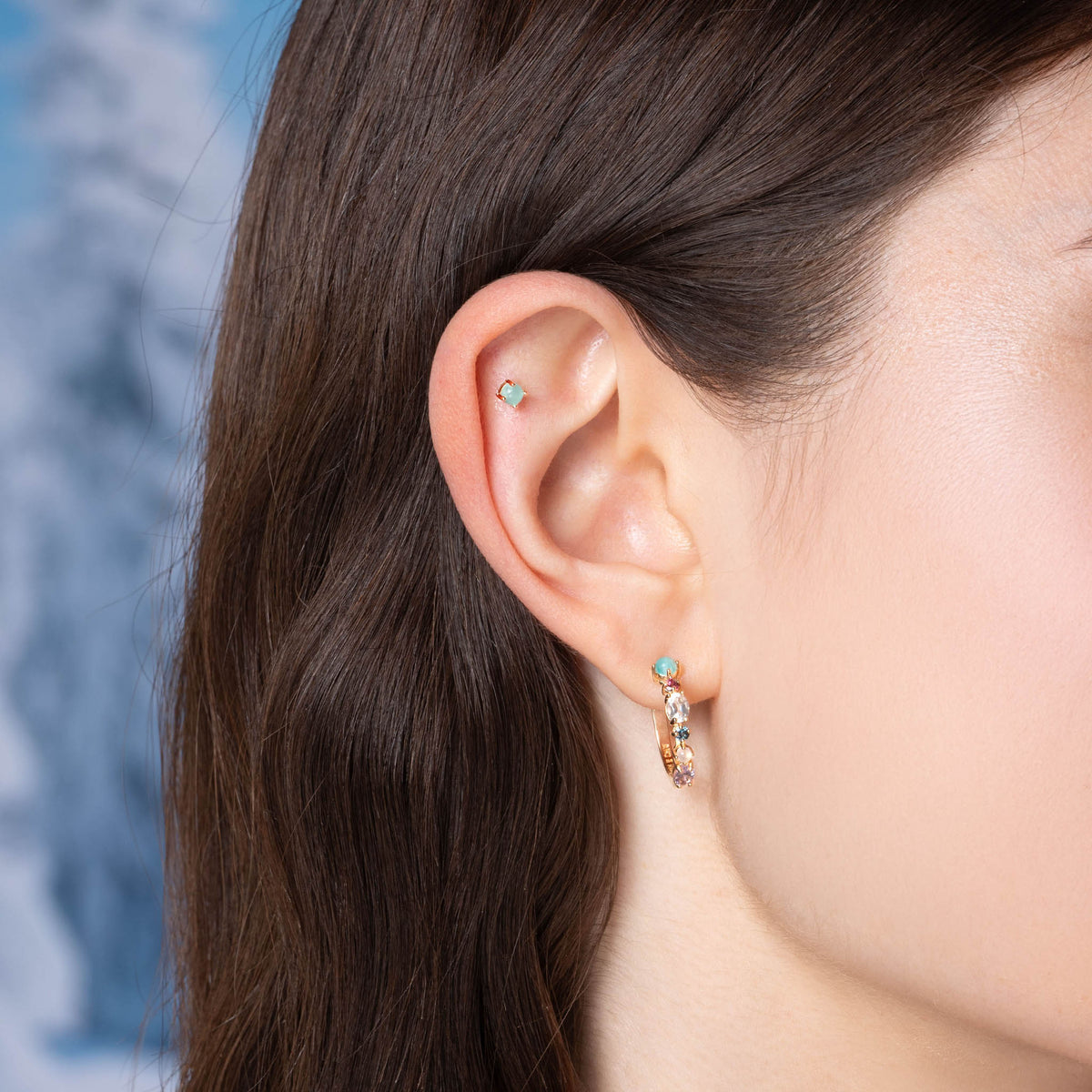 Piercing d’oreille Dahlia doré en plaqué or 18 carats orné d’une amazonite ronde aux nuances bleu-vert