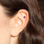 Piercing d’oreille Dahlia doré en plaqué or 18 carats orné d’une rhodolite forme poire aux reflets framboise