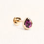 Piercing d’oreille Dahlia doré en plaqué or 18 carats orné d’une rhodolite forme poire aux reflets framboise
