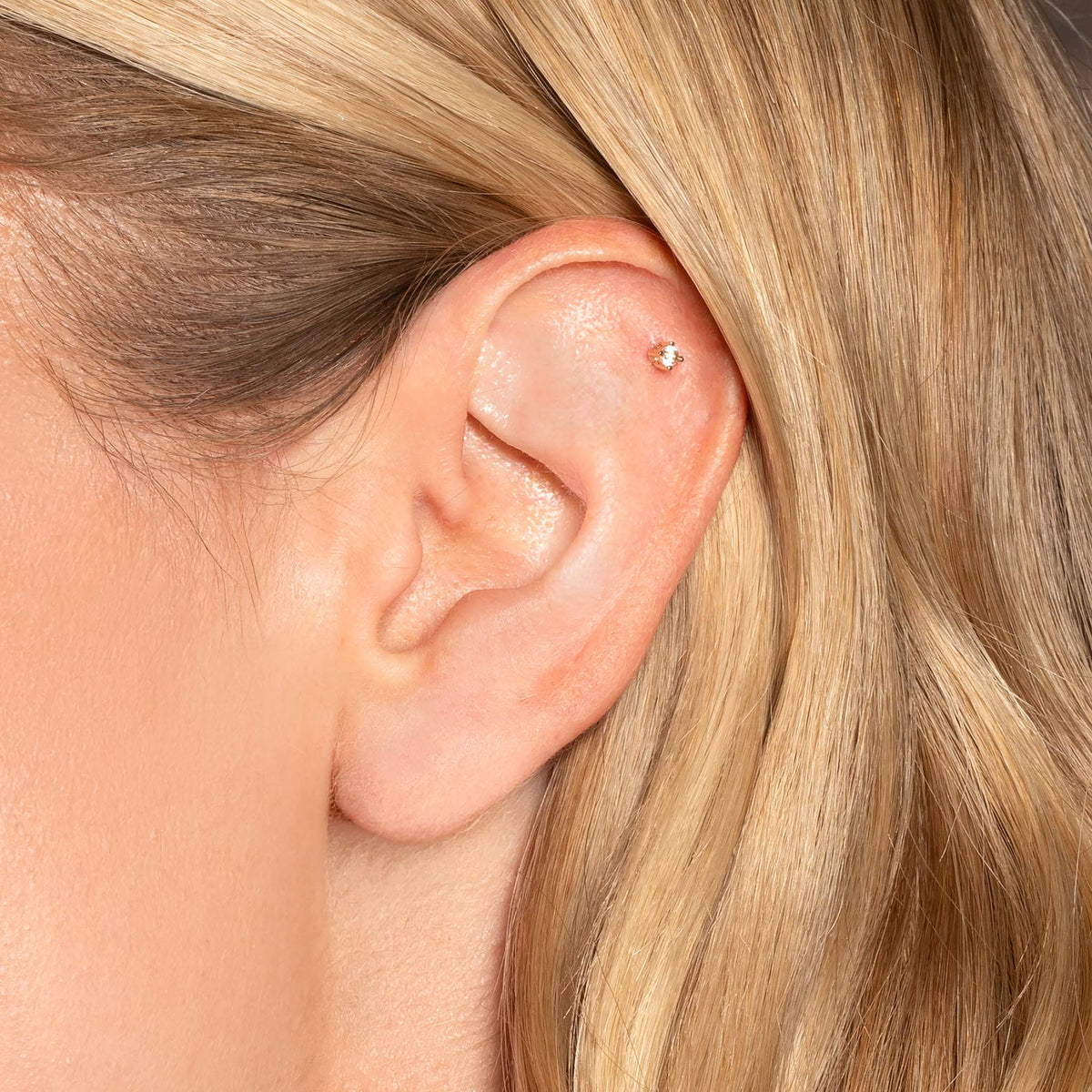 Piercing d’oreille Dahlia doré en plaqué or 18 carats orné d’une topaze blanche ronde