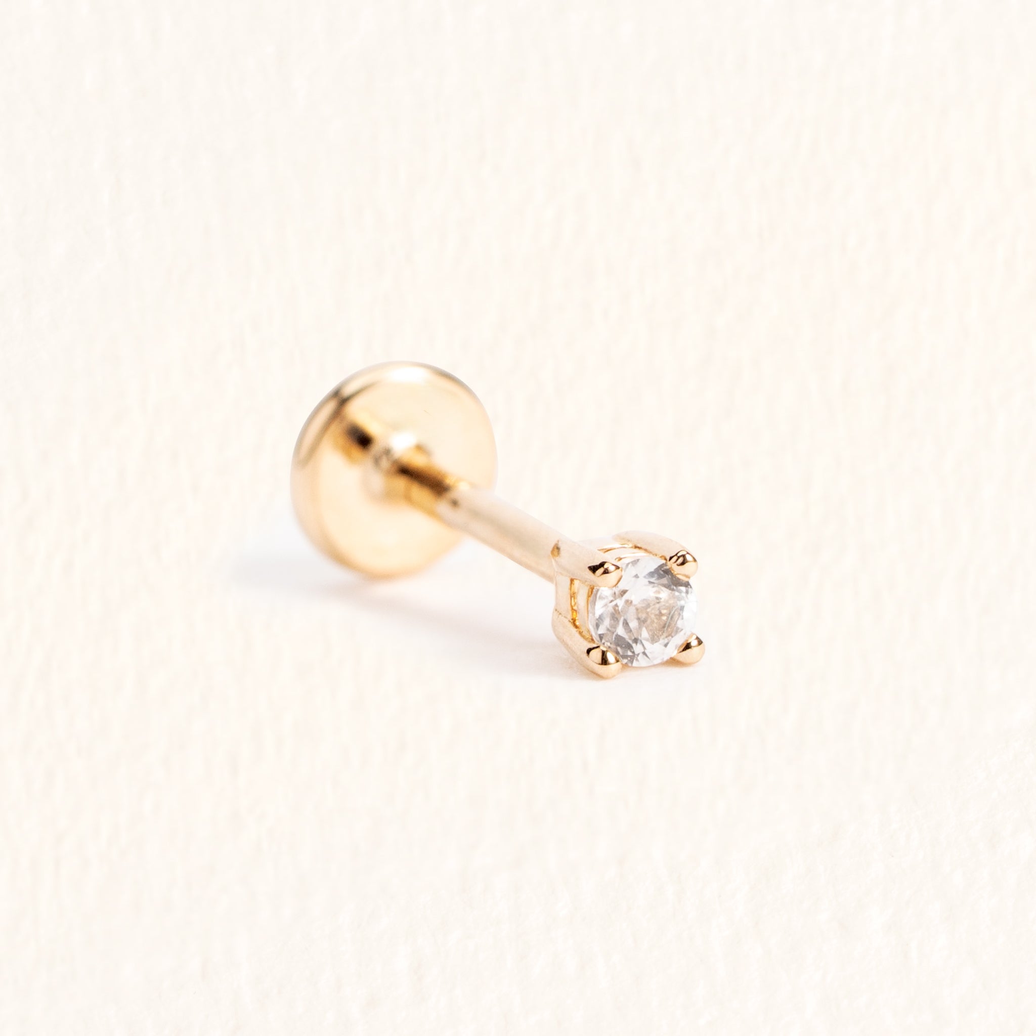 Piercing d’oreille Dahlia doré en plaqué or 18 carats orné d’une topaze blanche ronde