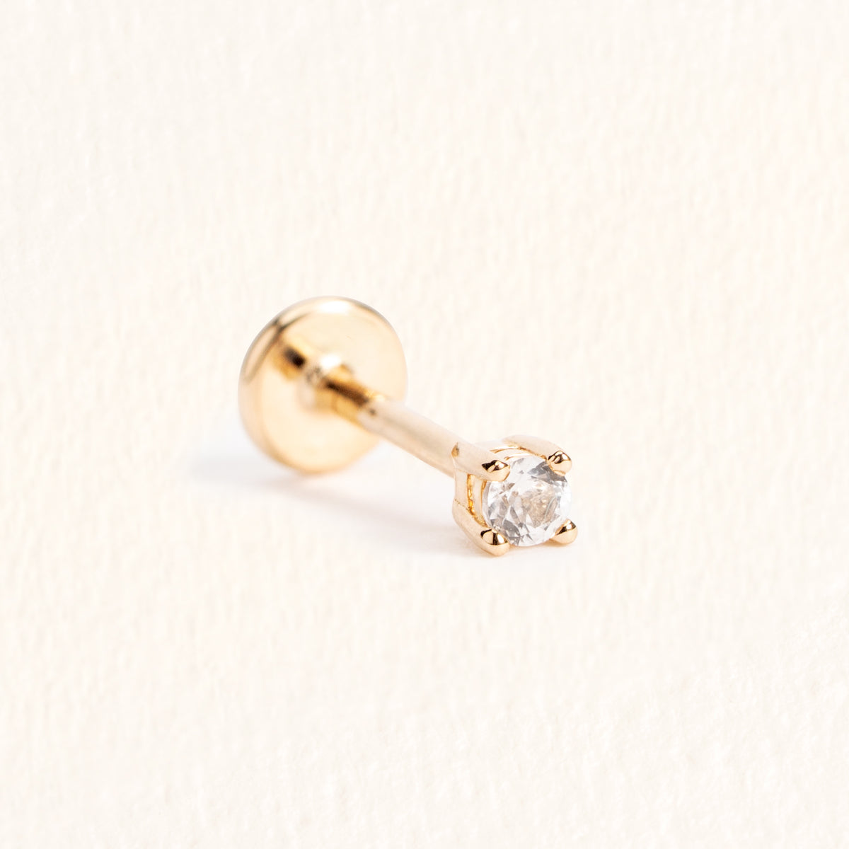 Piercing d’oreille Dahlia doré en plaqué or 18 carats orné d’une topaze blanche ronde