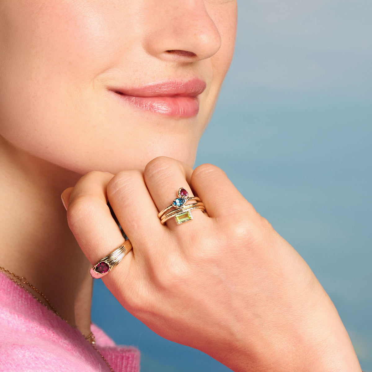 Bague Sienna dorée en plaqué or 18 carats avec anneau fin texturé, ornée d’une rhodolite ovale aux reflets framboise