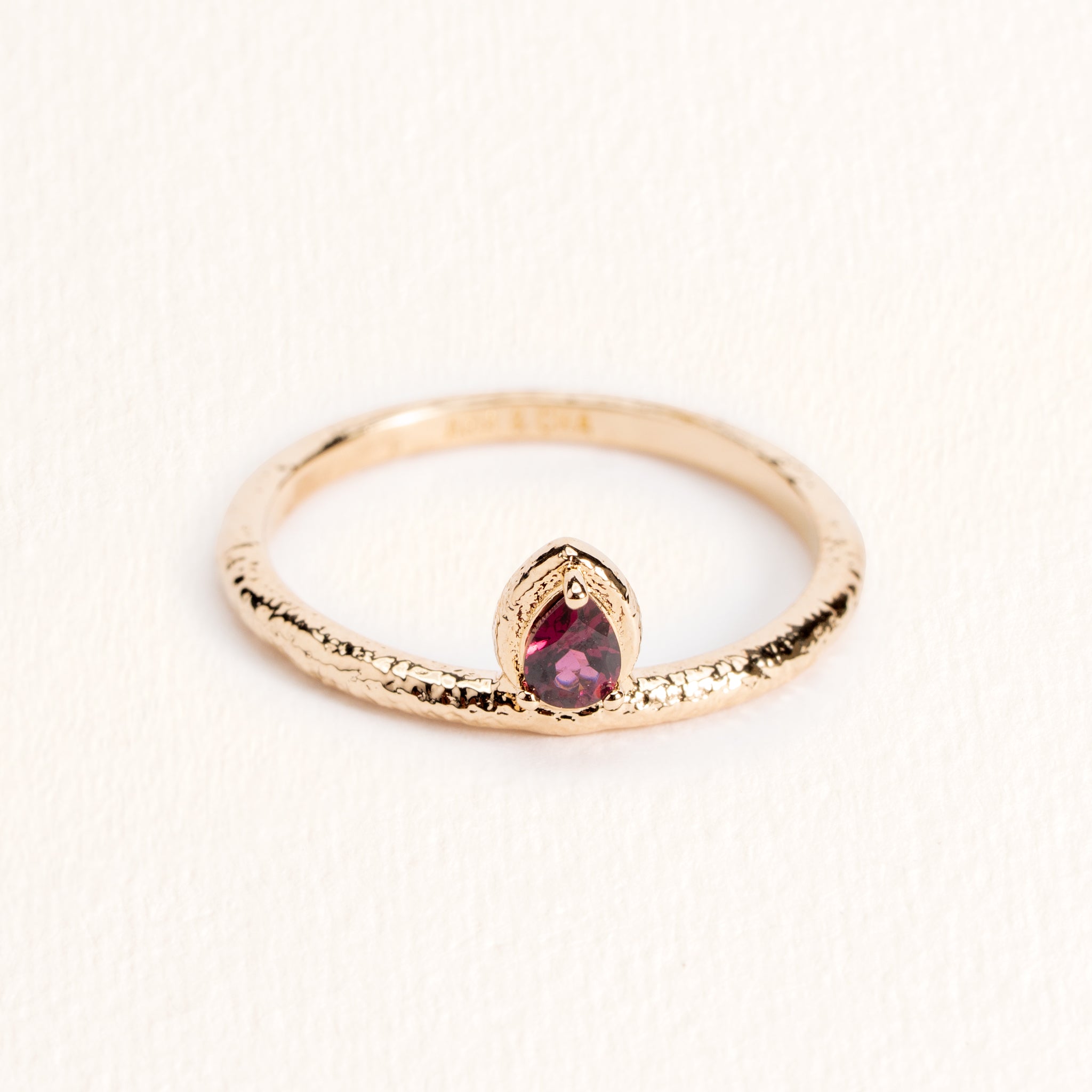 Bague Sienna dorée en plaqué or 18 carats avec anneau fin texturé, ornée d’une rhodolite ovale aux reflets framboise