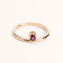 Bague Sienna dorée en plaqué or 18 carats avec anneau fin texturé, ornée d’une rhodolite ovale aux reflets framboise