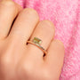 Bague Sienna dorée en plaqué or 18 carats avec anneau fin texturé, ornée d’un péridot rectangulaire vert lumineux