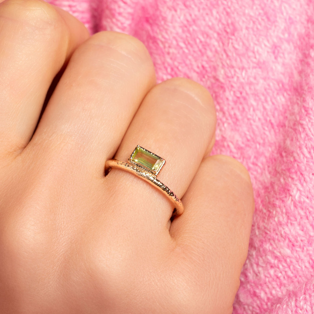 Bague Sienna dorée en plaqué or 18 carats avec anneau fin texturé, ornée d’un péridot rectangulaire vert lumineux
