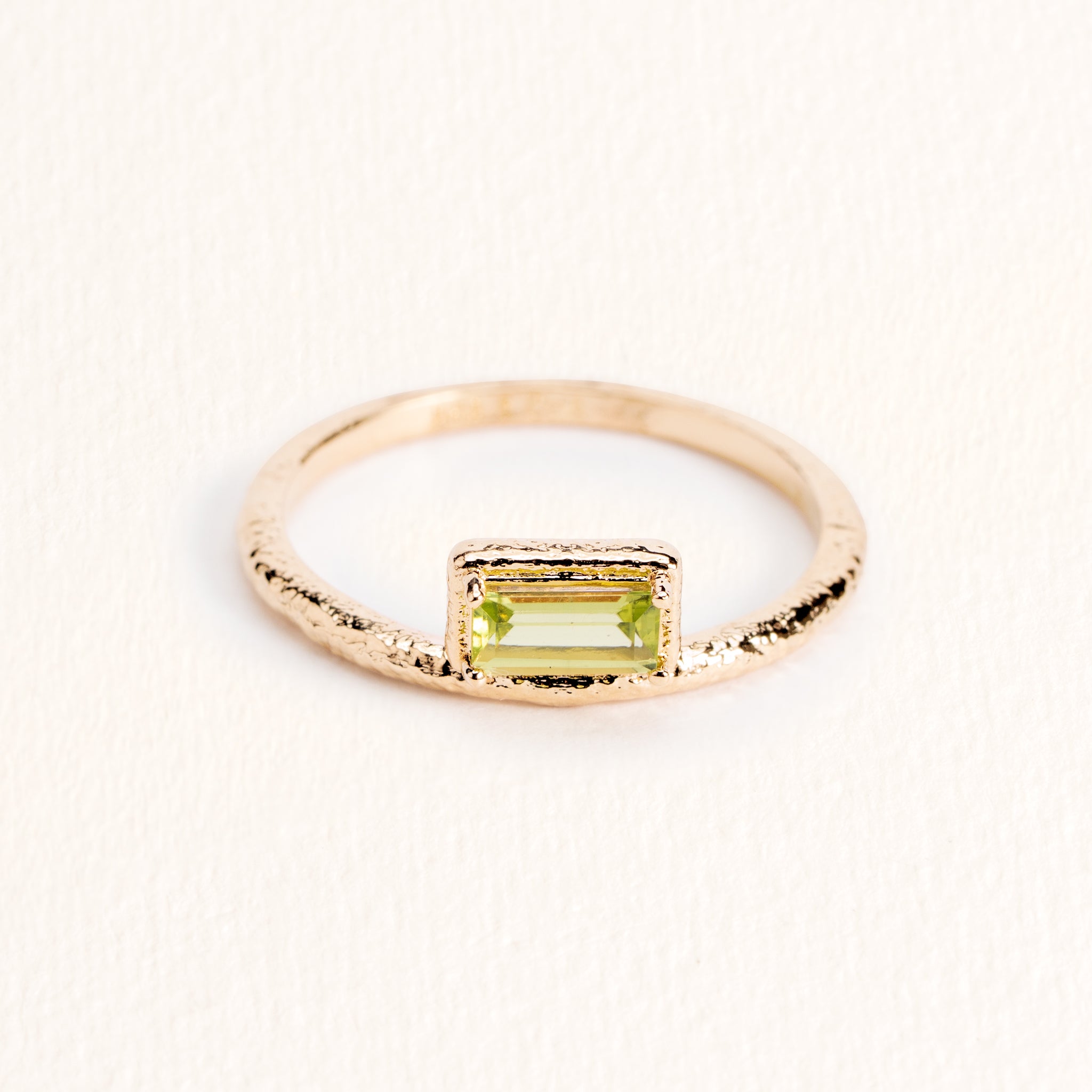 Bague Sienna dorée en plaqué or 18 carats avec anneau fin texturé, ornée d’un péridot rectangulaire vert lumineux