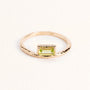 Bague Sienna dorée en plaqué or 18 carats avec anneau fin texturé, ornée d’un péridot rectangulaire vert lumineux