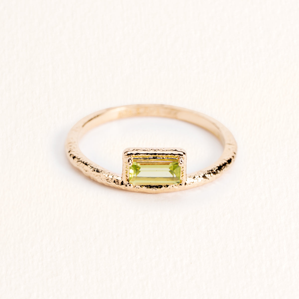 Bague Sienna dorée en plaqué or 18 carats avec anneau fin texturé, ornée d’un péridot rectangulaire vert lumineux