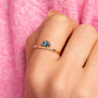 Bague Sienna dorée en plaqué or 18 carats avec anneau fin texturé, ornée d’une topaze ovale London Blue au bleu profond