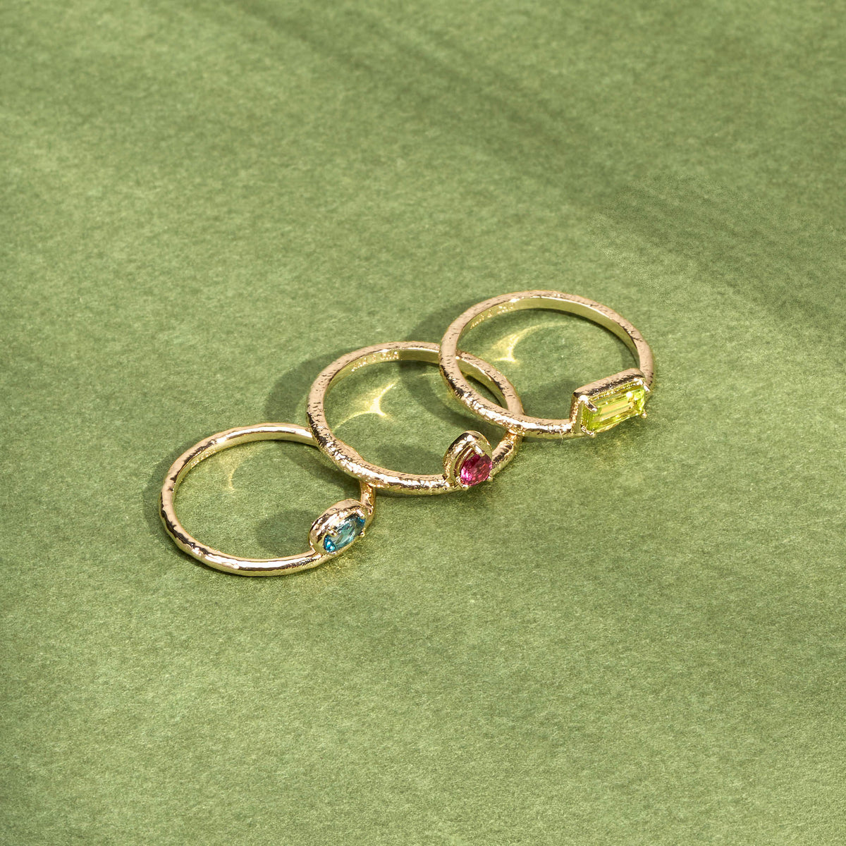 Bague Sienna dorée en plaqué or 18 carats avec anneau fin texturé, ornée d’une topaze ovale London Blue au bleu profond