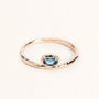 Bague Sienna dorée en plaqué or 18 carats avec anneau fin texturé, ornée d’une topaze ovale London Blue au bleu profond